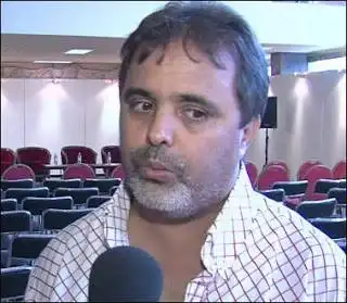 شــهــادة: نجمة تُجاور قمراً
