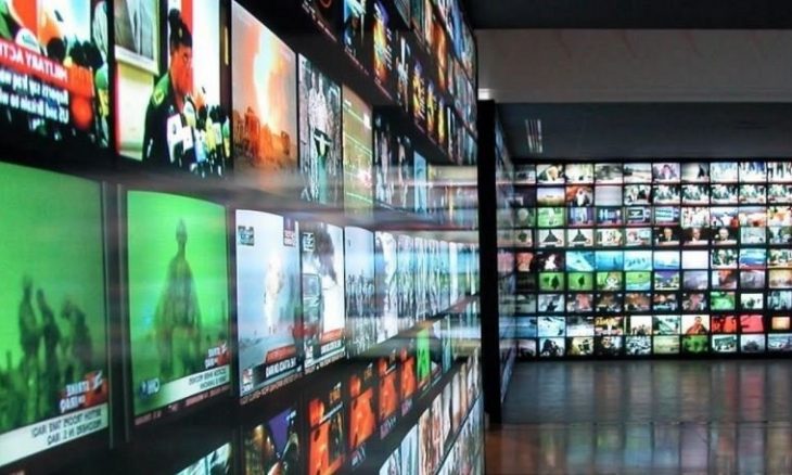 الإقامة الدائمة في التلفزيون بين رجال السياسة وأهل الفن!