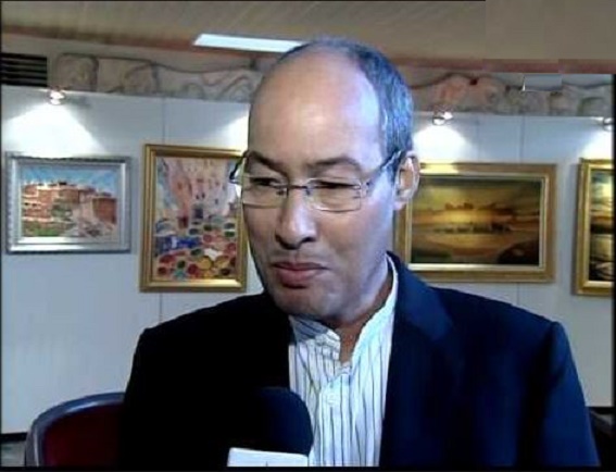 “قريبا من الخشبات.. بعيدا عنها” لعبد الواحد عوزري: تأريخ لتجربة إبداعية متميزة