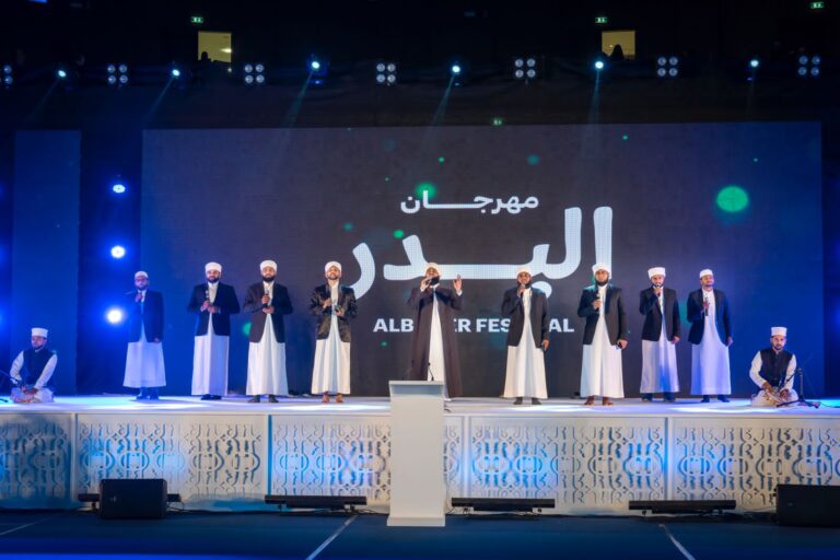 مهرجان البدر بالفجيرة يتواصل بابتهالات دينية من الهند وشرح “البردة”